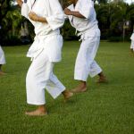 Junge Menschen trainieren Karate