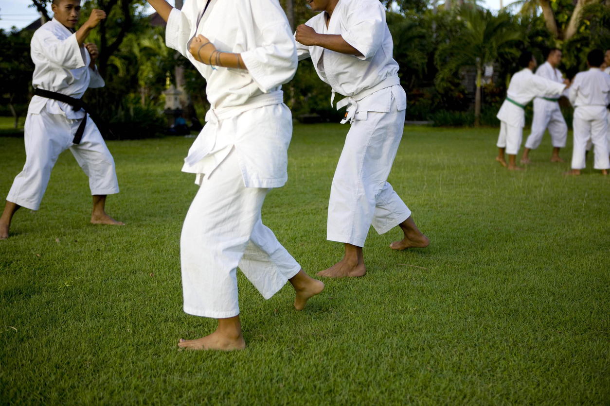 Junge Menschen trainieren Karate